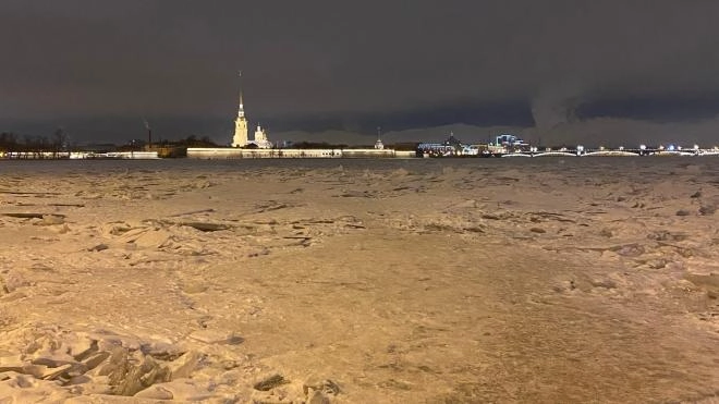Специалисты ищут провалившегося под лед в районе Володарского моста петербуржца 