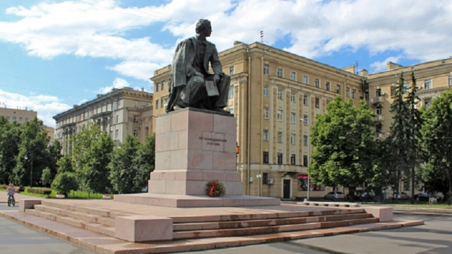 Активисту ограничили свободу за порчу памятника Чернышевскому
