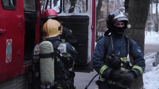 На улице Ивана Фомина 10 пожарных и спецмашины тушили ларек с шавермой
