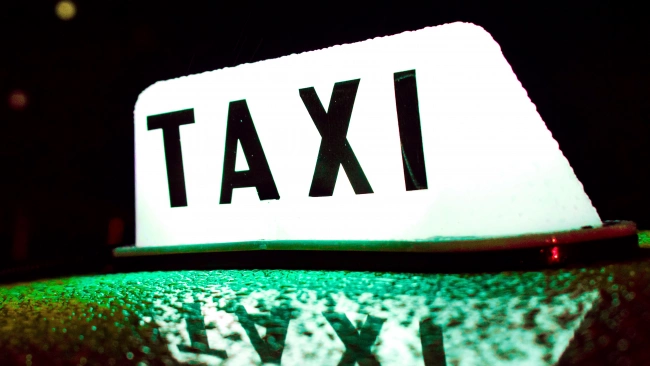 Российские сервисы такси могут закупить "Москвичи"