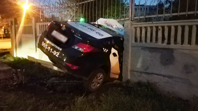 Такси протаранило бетонный забор на улице Калинина
