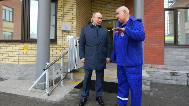 Владимир Путин осмотрел станцию скорой помощи в Пушкине