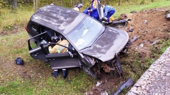 На Мурманском шоссе  спасатели вытаскивали из поврежденного авто водителя и пассажира