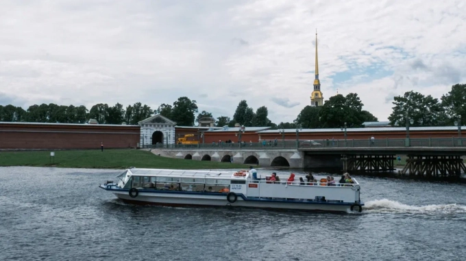 Губернатор Петербурга возложил цветы к могиле Петра Первого