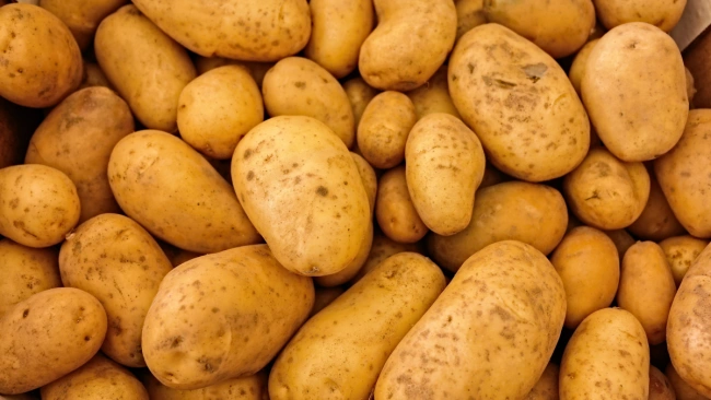 Больше всего за прошлый год в РФ подешевели крупы и картофель