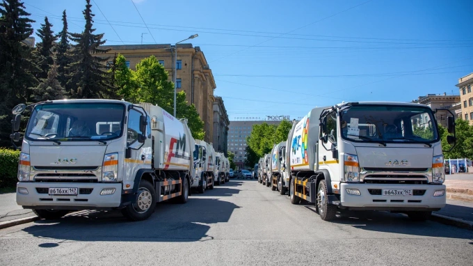 Петербургу передали 40 новых мусоровозов из Китая