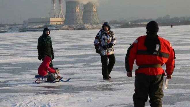 В МЧС попросили петербуржцев не выходить на лёд из-за ураганного ветра