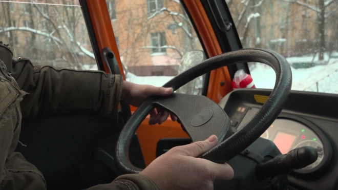 Более 1,7 тысячи снегоуборочных машин готовятся выйти на улицы Петербурга