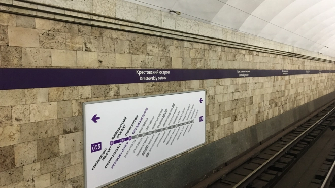 Станцию метро "Крестовский остров" временно закрыли на вход из-за неработающего эскалатора 
