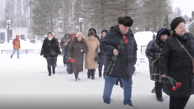 Песков опроверг недопуск блокадников на Пискаревское кладбище из-за визита Путина