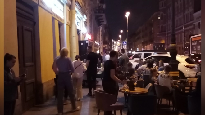 Фото: столики бара на Рубинштейна заняли весь тротуар в ночное время