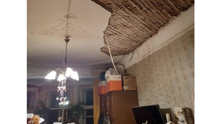 В коммунальной квартире Петербурга рухнул потолок