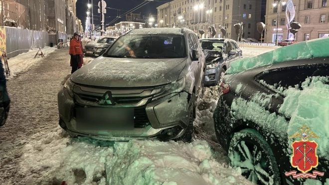 Москвич на автомобиле Mazda въехал в стоявшие машины и погиб в Петербурге