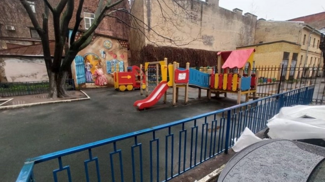 На Почтамтской улице подальше от теплосетей перенесли детскую площадку 