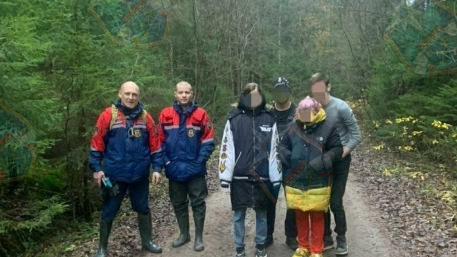 В Ленобласти спасатели вывели из леса компанию из четырех человек 