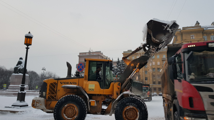 За прошедшую неделю с улиц Петербурга вывезли 16 тысяч кубометров снега За прошедшую неделю с улиц Петербурга вывезли 16 тысяч кубометров снега