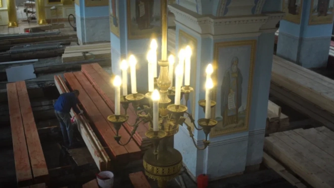 В Новой Ладоге вандалы сорвали икону Николая Чудотворца с фасада собора