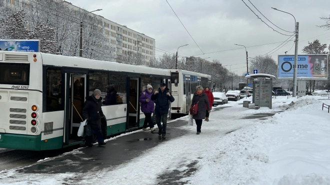 Петербурженка заявила на кондуктора, которая высадила её 10-летнюю дочь из автобуса