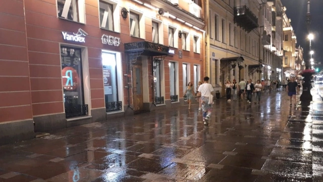 За время аномальной жары в Петербурге удалось перевыполнить норму по поливу улиц 