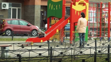 На более 400 детских площадках в Петербурге обнаружили ...