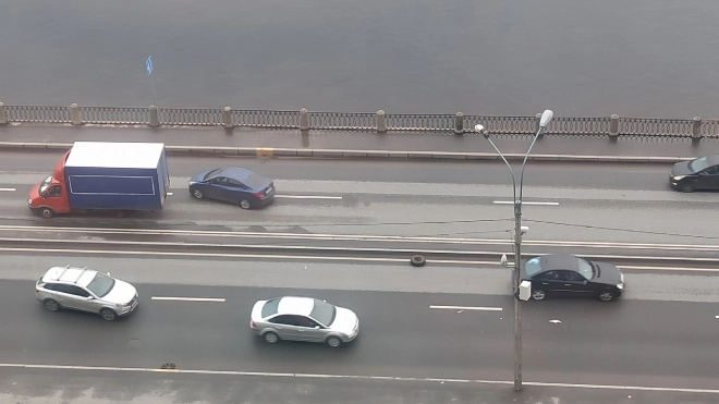 В лобовое стекло легковушки попало отлетевшее колесо "Газели" на Октябрьской набережной 
