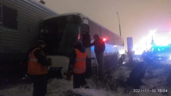 В Ленобласти на переезде в Новогорелово поезд врезался в рейсовый автобус 