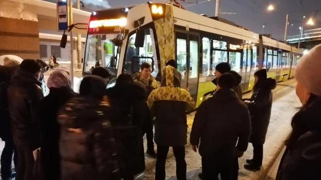Пассажир "Чижика" разбил стекло трамвая у метро "Ладожская"