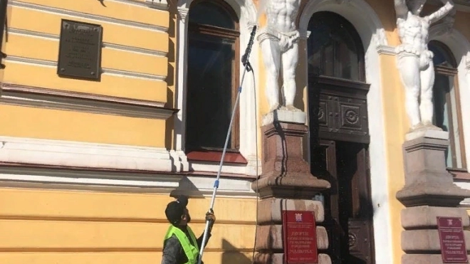 На Фурштатской провели очистку фасада Дворца "Малютка"