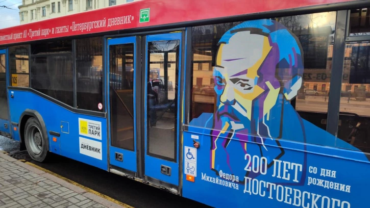 По петербургским улицам начал курсировать автобус с изображением Достоевского 