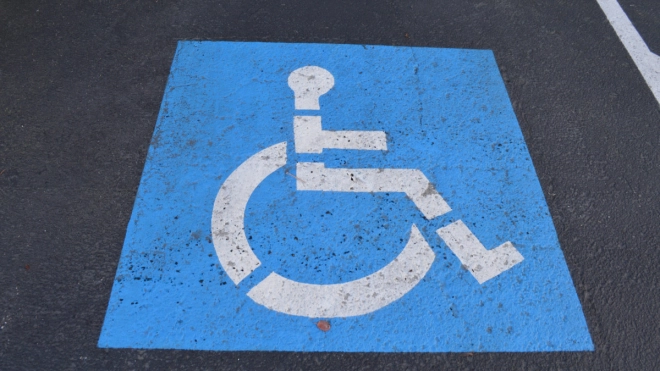 Число парковочных мест для инвалидов увеличат в Петербурге