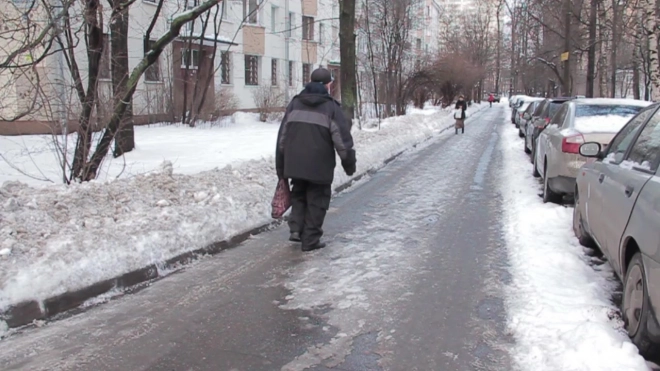 В Петербурге ежедневно госпитализируют по 20 человек из-за падений на улицах