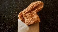 Петербуржец дарит благотворительным организациям сотни теплых шарфов и носков ручной работы 