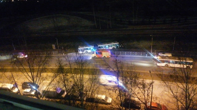 На Луначарского автобус  врезался в ограждение Муринского парка