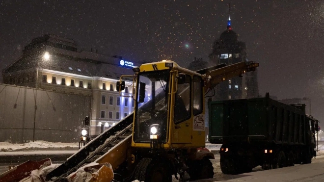 За сутки дорожники вывези с улиц Петербурга 33 тысячи кубометров снега