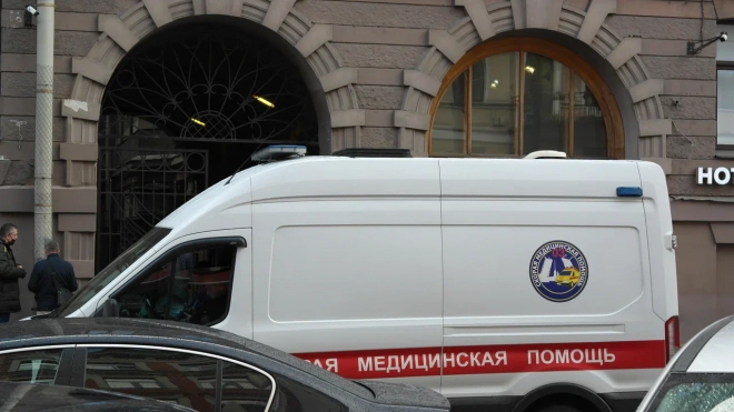 В Петербурге хулиганы ударили ножом мужчину, который пытался разнять драчунов