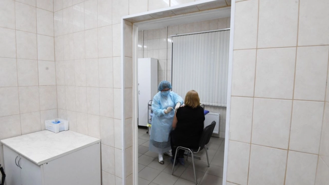 За последние сутки в Ленобласти от коронавируса вакцинировались 1 725 жителей