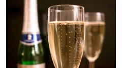 К Новому году в России подорожает шампанское