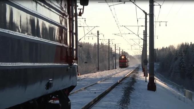 Беременная на верхней полке поезда