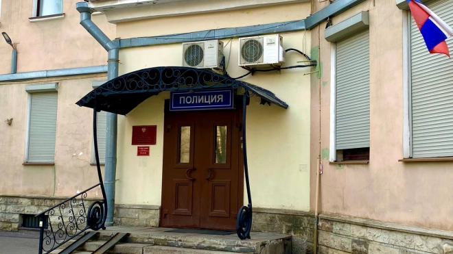 Полиция разыскивает мужчину, распылившего перцовкой в женщину с детьми на Коломяжском