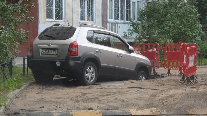 В Колпино после прорыва трубы автомобиль провалился под асфальт