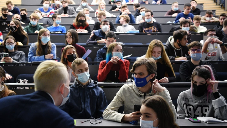  Университетам Петербурга рекомендовали допускать студентов при наличии антител или медотвода