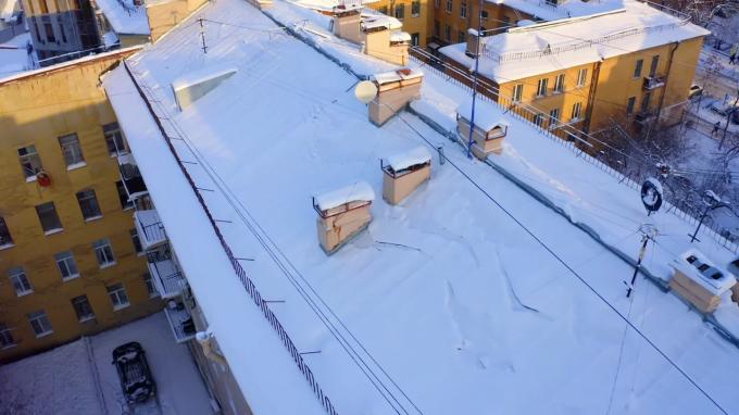 В Пушкинском районе 445 дворников начали еще с ночи расчищать занесенные снегом дороги