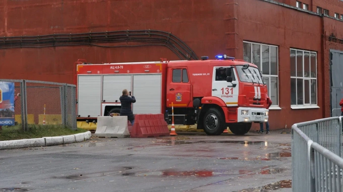 Шесть человек эвакуировали из горящего офисного здания на Звенигородской