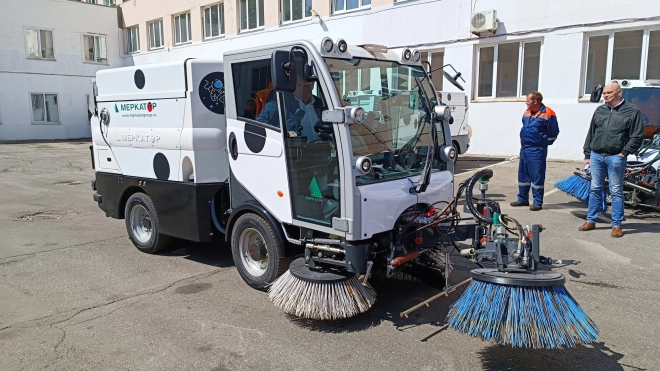 В Петербург доставили современную технику для уборки улиц