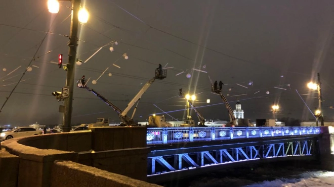 Подсветка Дворцового моста превратилась в "северное сияние"