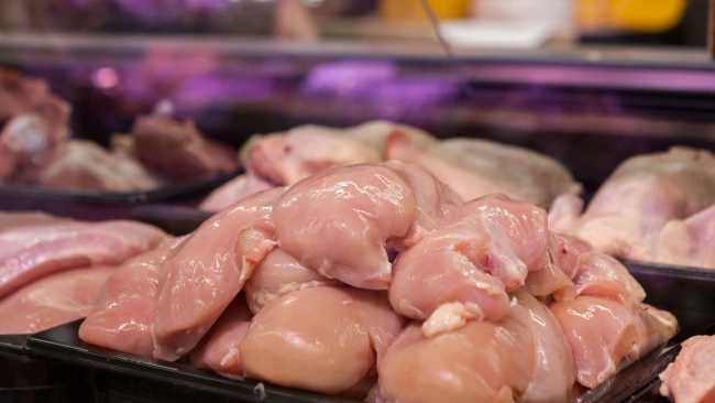Беларусь ограничивает поставки курицы и молочки в РФ
