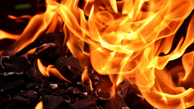 Дневной пожар в Гатчине тушили 10 человек
