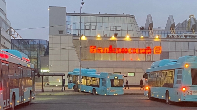 Автобус влетел в поребрик у остановки на Балканской площади