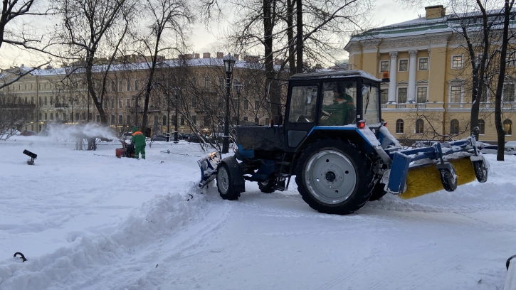 Власти Петербурга медленную уборку снега объяснили заботой об экологии 