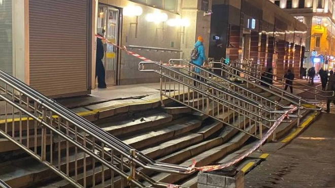 Прокуратура заинтересовалась повреждением ступеней на станции метро Сенная площадь"